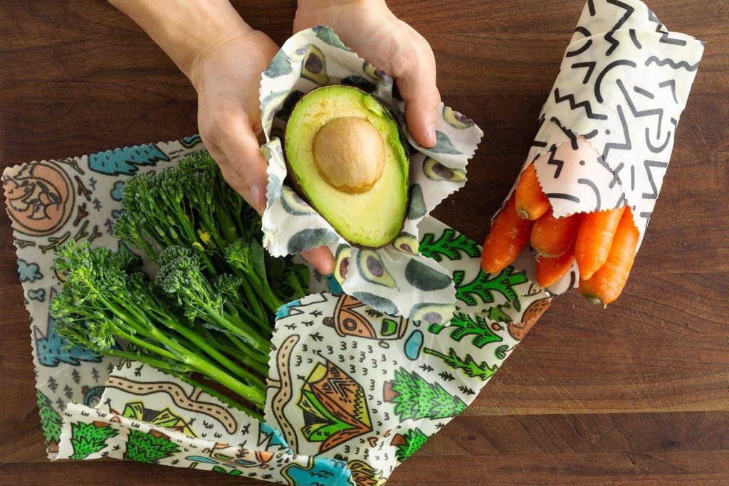 Using beeswax wrap to wrap vegetables